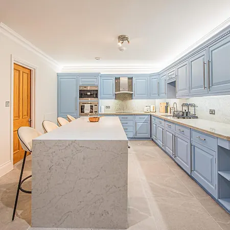 Luxury Mews House With Free Parking Apartment