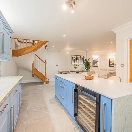 Luxury Mews House With Free Parking Apartment London
