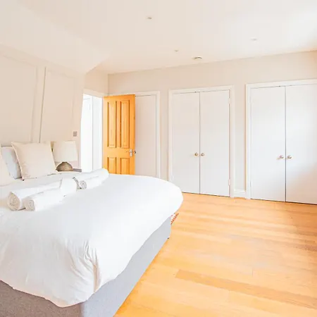 Luxury Mews House With Free Parking * London