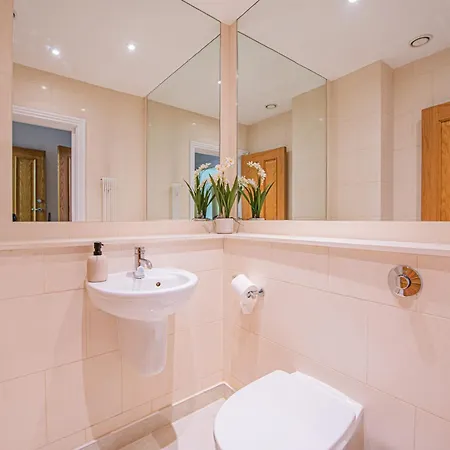 Luxury Mews House With Free Parking Apartment