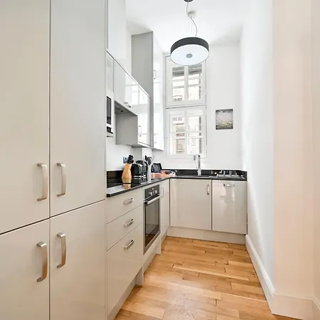 Magnificent 2 Bed Fitzrovia Apartment *