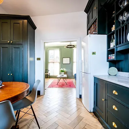Apartment Made In Chelsea- 2 Bed By Out Of Office Lifestyle *