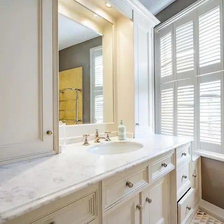 Made In Chelsea- 2 Bed By Out Of Office Lifestyle Apartment *