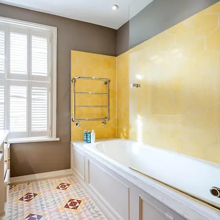 Made In Chelsea- 2 Bed By Out Of Office Lifestyle *
