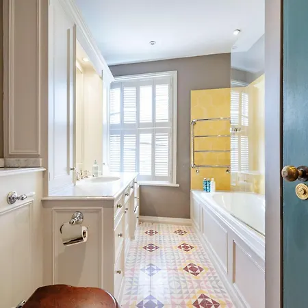 Made In Chelsea- 2 Bed By Out Of Office Lifestyle London
