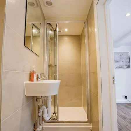1 Bed Flat *