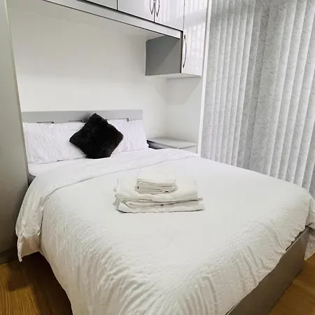 3-bed House In Northolt *