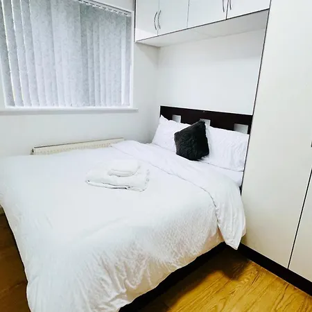 3-bed House In Northolt *