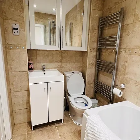 3-bed House In Northolt * Northolt (Greater London)