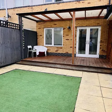 Holiday home 3-bed House In Northolt