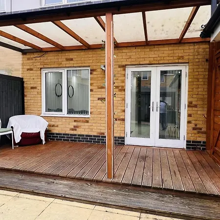 3-bed House In Northolt Holiday home