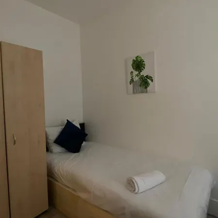 Lovely Ground Floor Miles Apartment London