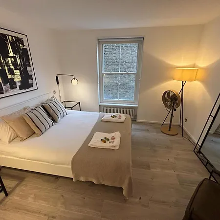 Urban Bourbon At Notting Hill Apartment