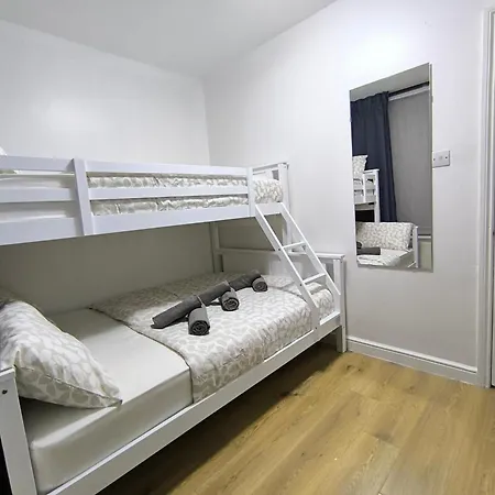3 Persons Room, 1min Walk From South Wimbledon Station Guest house *