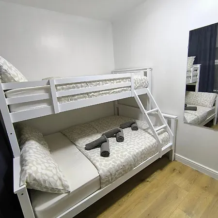 3 Persons Room, 1min Walk From South Wimbledon Station * London