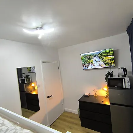 Guest house 3 Persons Room, 1min Walk From South Wimbledon Station *