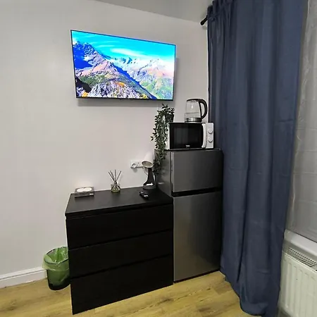 3 Persons Room, 1min Walk From South Wimbledon Station Guest house London