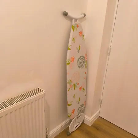 3 Persons Room, 1min Walk From South Wimbledon Station Guest house