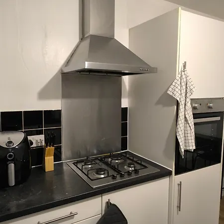 Guest house 3 Persons Room, 1min Walk From South Wimbledon Station