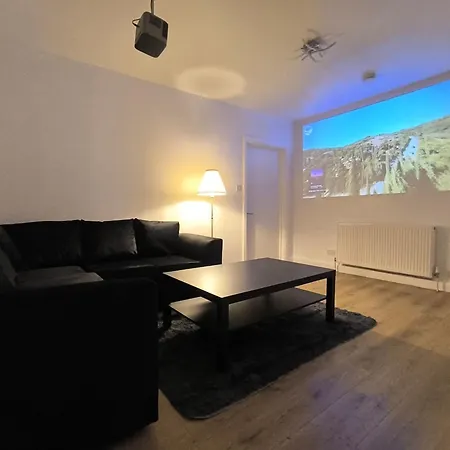 3 Persons Room, 1min Walk From South Wimbledon Station Guest house *