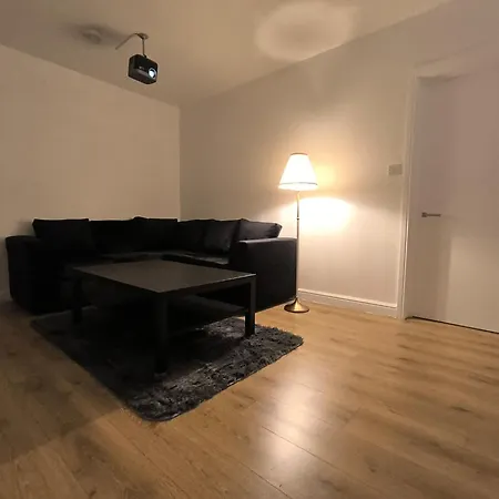 Guest house 3 Persons Room, 1min Walk From South Wimbledon Station London