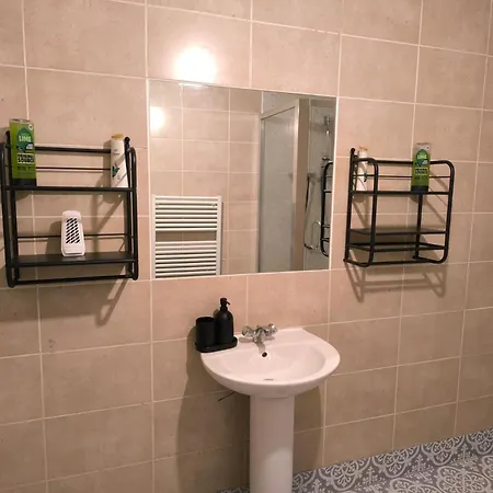 3 Persons Room, 1min Walk From South Wimbledon Station London