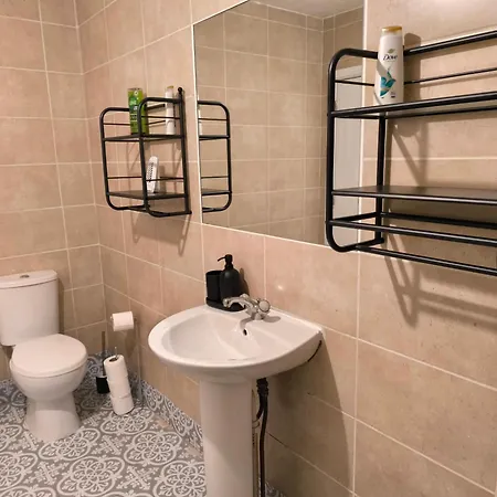3 Persons Room, 1min Walk From South Wimbledon Station
