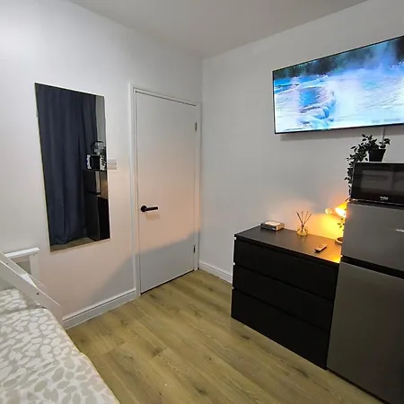3 Persons Room, 1min Walk From South Wimbledon Station Guest house