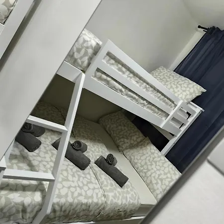 Guest house 3 Persons Room, 1min Walk From South Wimbledon Station