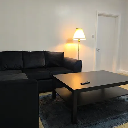3 Persons Room, 1min Walk From South Wimbledon Station Guest house London