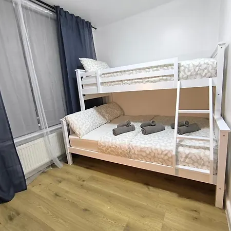 3 Persons Room, 1min Walk From South Wimbledon Station * London