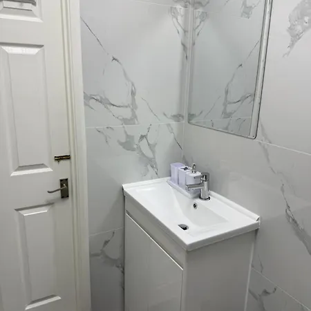 Homestay Luxury In Victoria, 7 Minutes Walk To Victoria Station, 8 London
