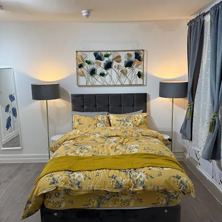 Homestay Luxury In Victoria, 7 Minutes Walk To Victoria Station, 8 *