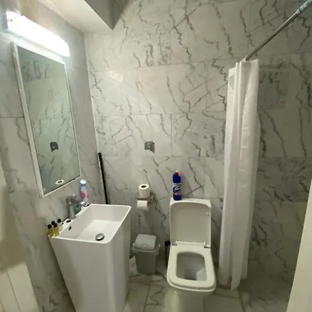 Guest house 371 Cranbrook Rd Ig2