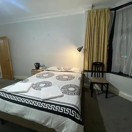 371 Cranbrook Rd Ig2 * Ilford