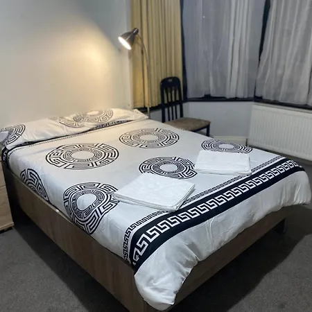 Guest house 371 Cranbrook Rd Ig2 *