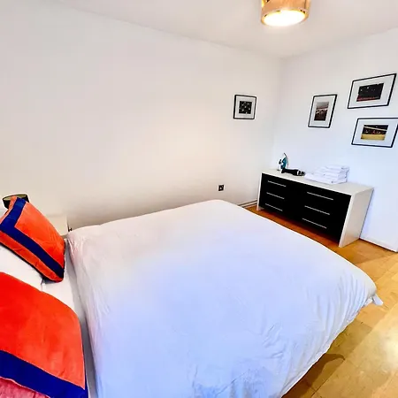 Great River Thames View Entire In The Most Central