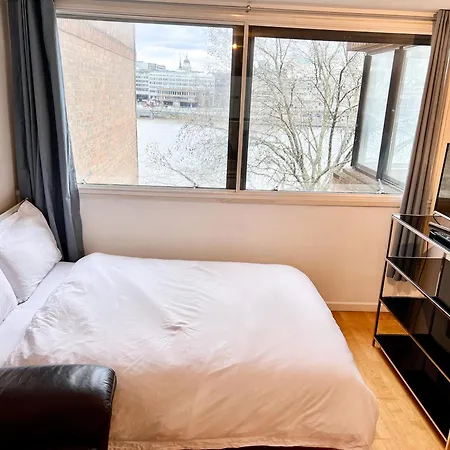 Great River Thames View Entire In The Most Central