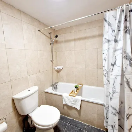 Zdnu 2 Bedroom Reeani Apartment Uxbridge