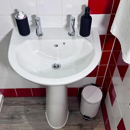 Large Modern Near Barking Station With Superfast 1gbps Wi-fi & Free Parking Holiday home