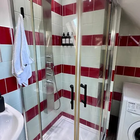 Holiday home Large Modern Near Barking Station With Superfast 1gbps Wi-fi & Free Parking *