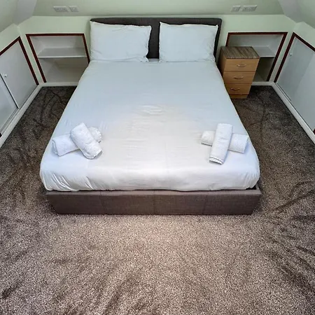 Holiday home Large Modern Near Barking Station With Superfast 1gbps Wi-fi & Free Parking *
