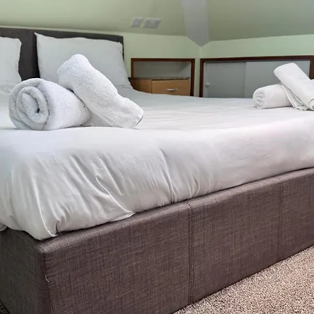 Large Modern Near Barking Station With Superfast 1gbps Wi-fi & Free Parking Holiday home