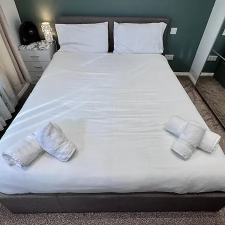 Large Modern Near Barking Station With Superfast 1gbps Wi-fi & Free Parking Holiday home *