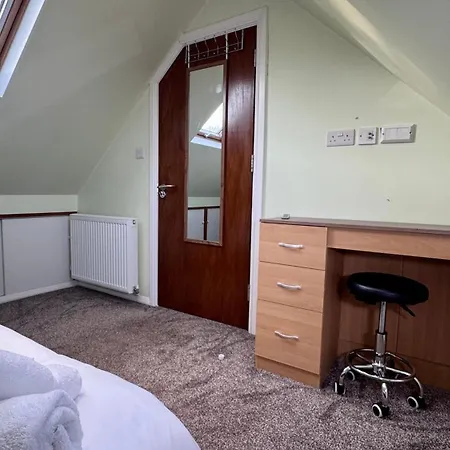 Holiday home Large Modern Near Barking Station With Superfast 1gbps Wi-fi & Free Parking *
