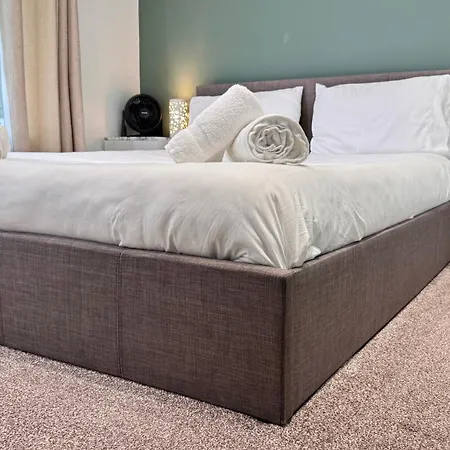 Large Modern Near Barking Station With Superfast 1gbps Wi-fi & Free Parking *