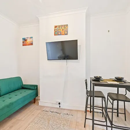 Cosy Tottenham Sleeps 4 *