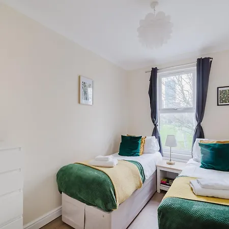 Modern Cosy Corner Flat - 2 Bed Close To 2x Tube Stations * London