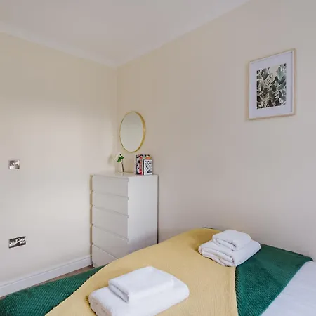 Modern Cosy Corner Flat - 2 Bed Close To 2x Tube Stations Apartment *