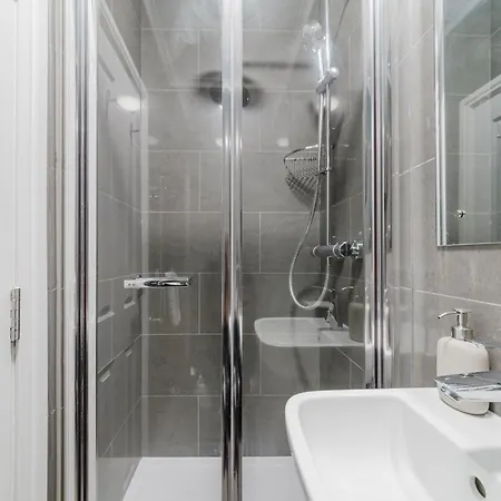 Modern Cosy Corner Flat - 2 Bed Close To 2x Tube Stations